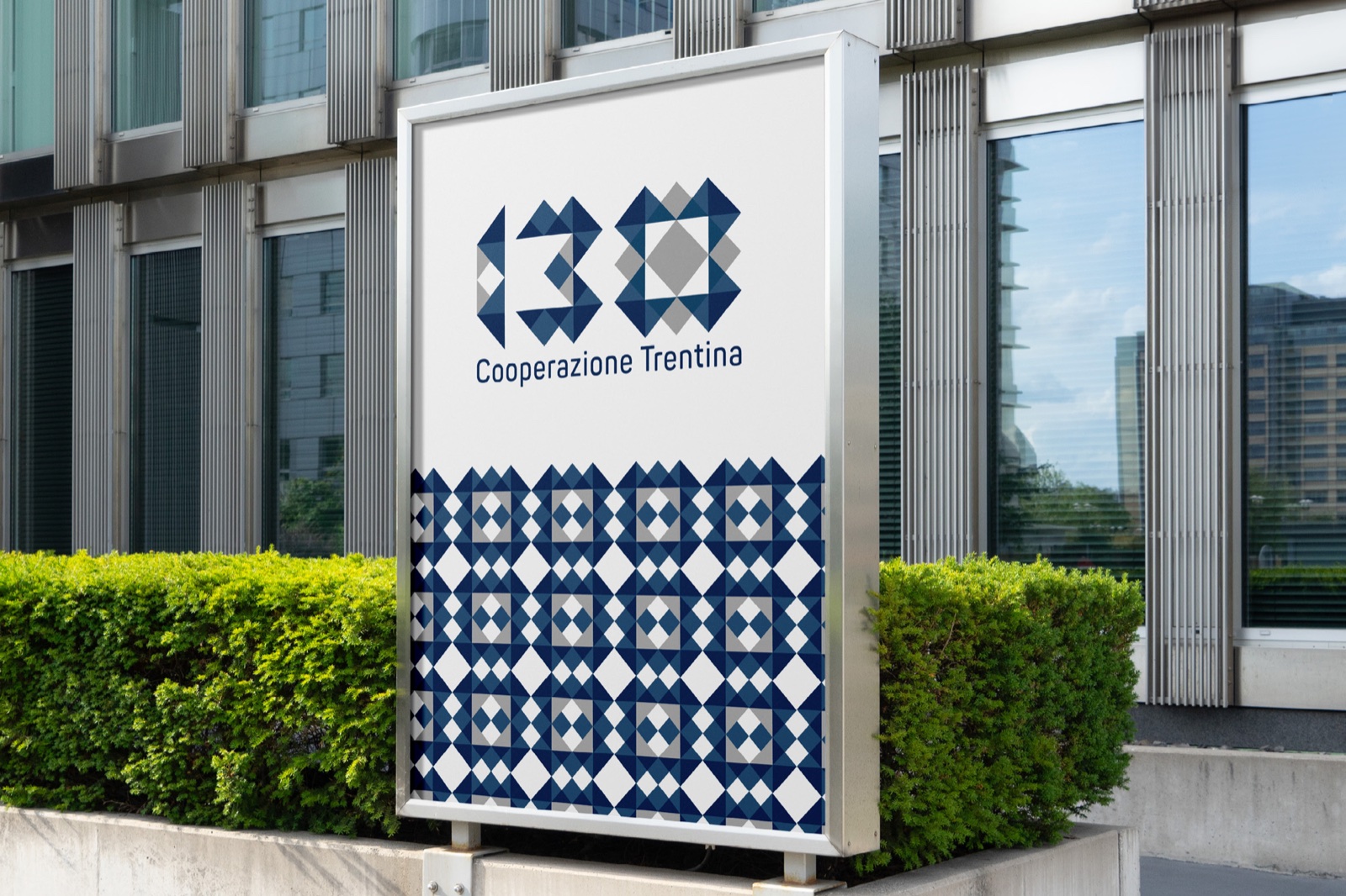 Mockup di un totem con il pattern DNA