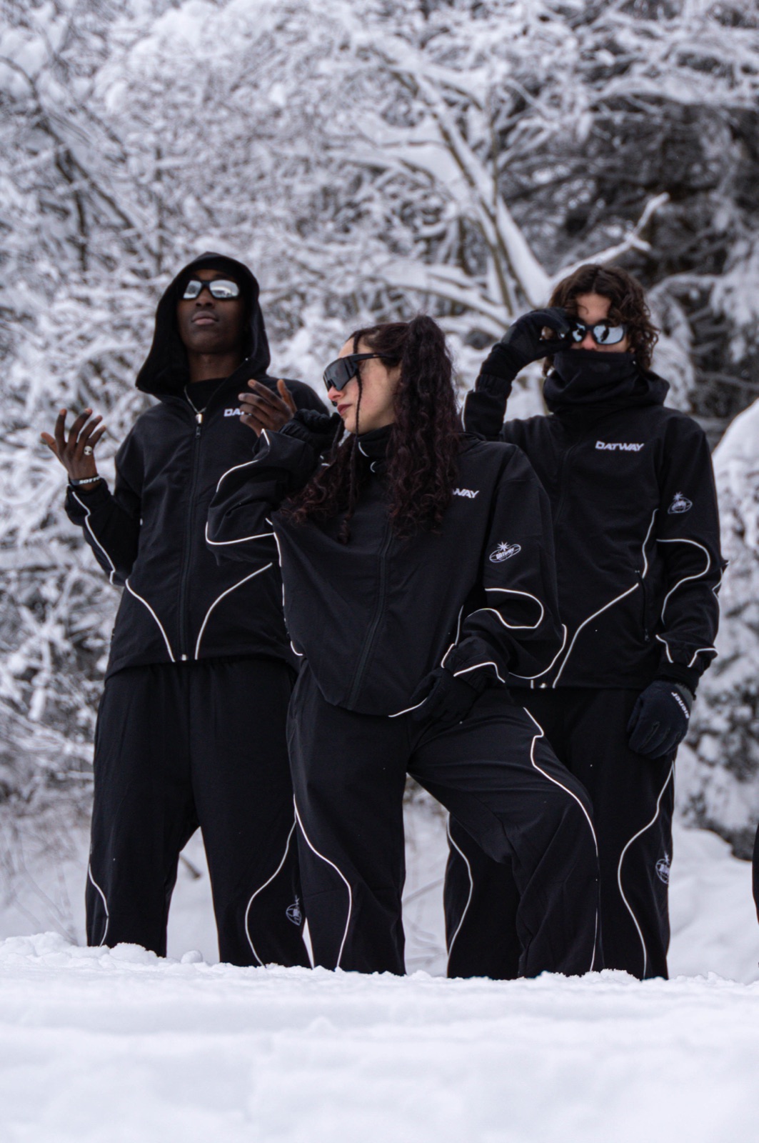 Tre ragazzi tra gli alberi carichi di neve