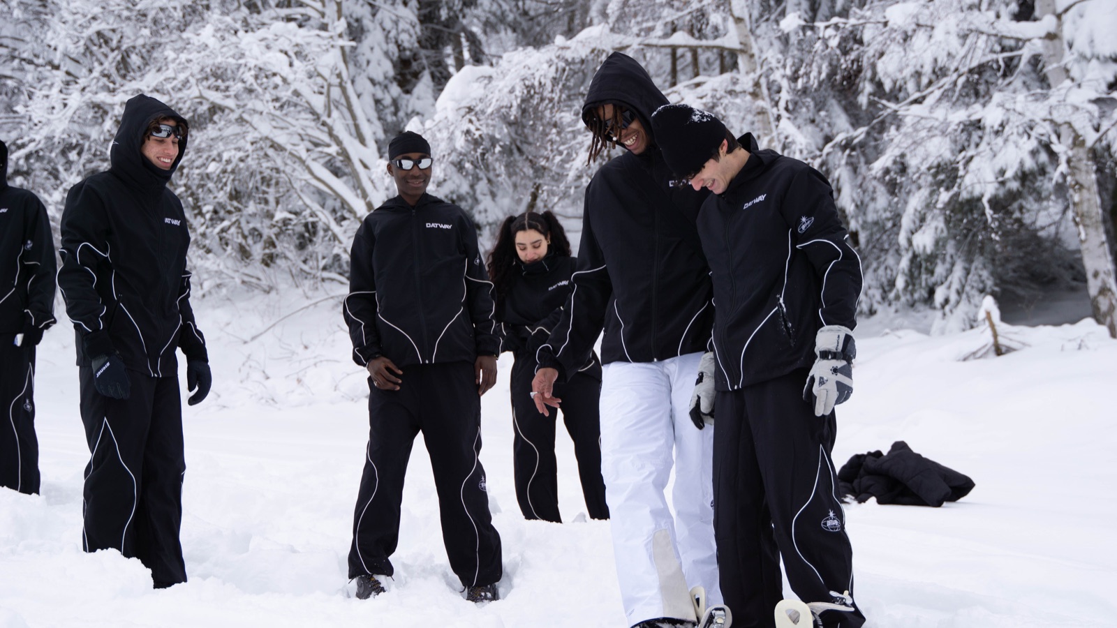 Un ragazzo seduto nella neve con lo snowboard