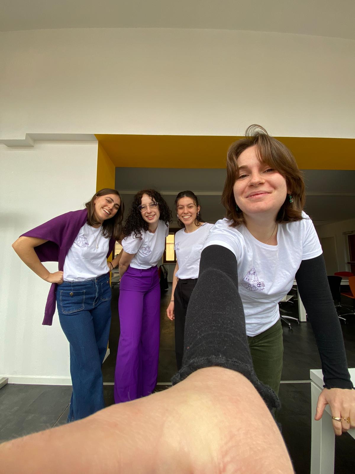 Il gruppo con le t-shirt di Project Eva