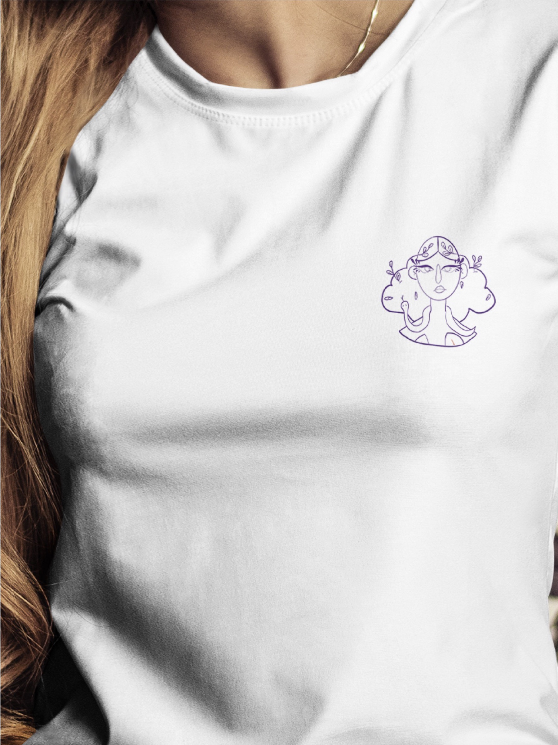 La t-shirt bianca con l'illustrazione di Eva