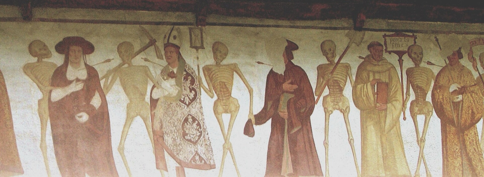 Affresco della danza macabra: scheletri che prendono per mano il papa e un cardinale