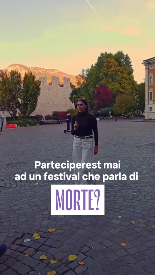 Martina e Anna chiedono ai passanti di Trento: parteciperesti mai a un festival che parla di morte?