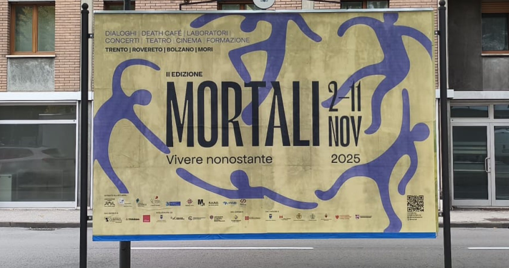 Il manifesto stradale di Mortali in città