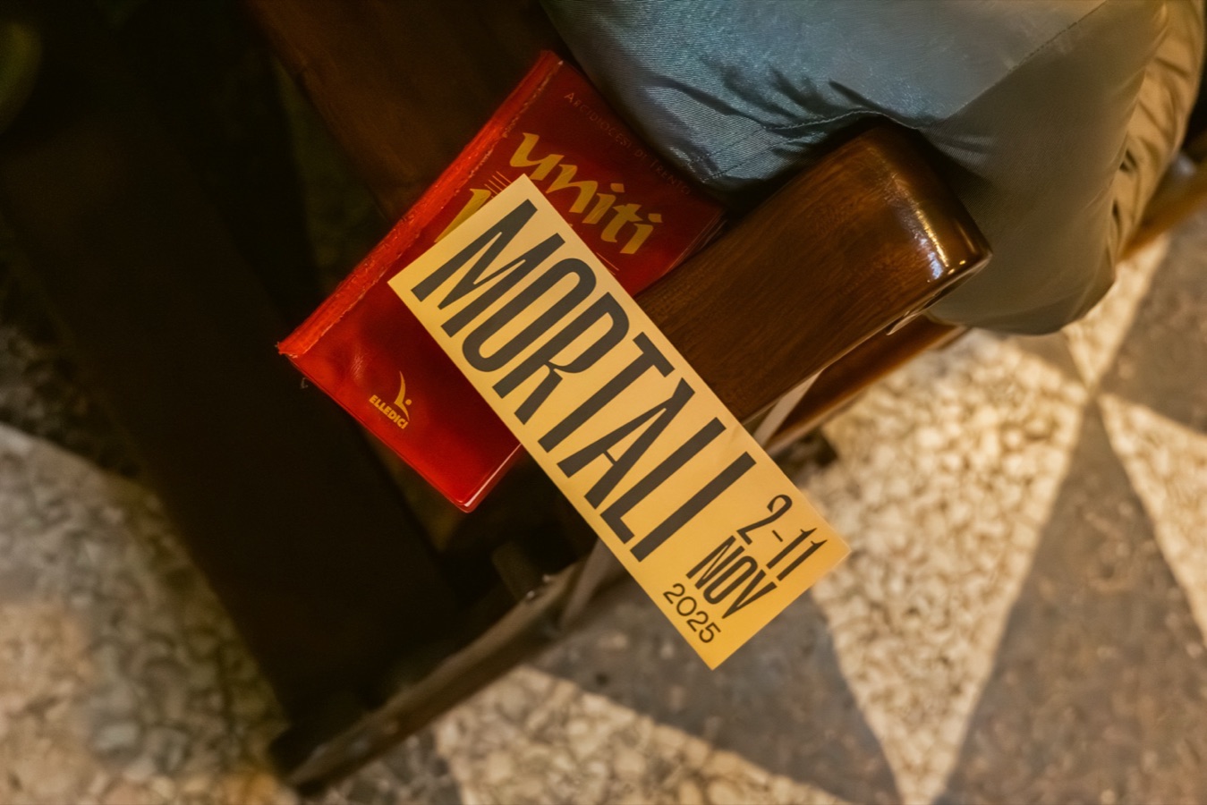 Il biglietto giallo di Mortali sulla poltrona rossa