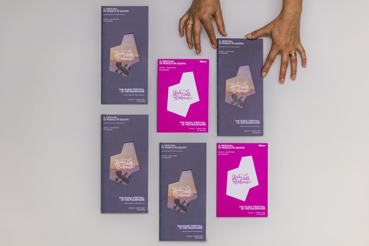 Le brochure di Suoni delle Dolomiti sul tavolo
