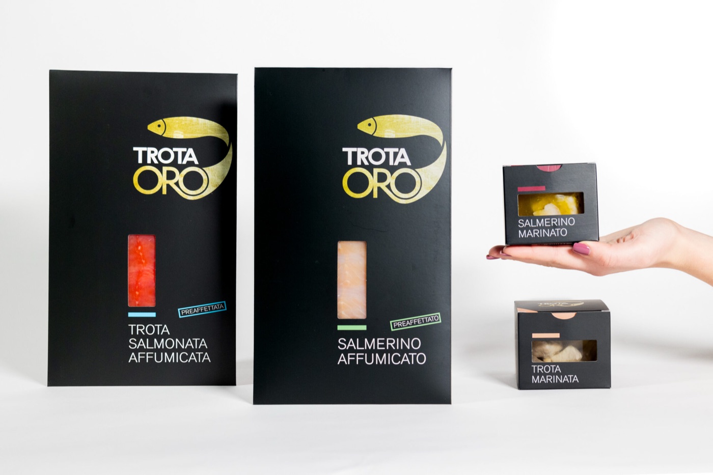 Le confezioni di Trota Oro su fondo bianco