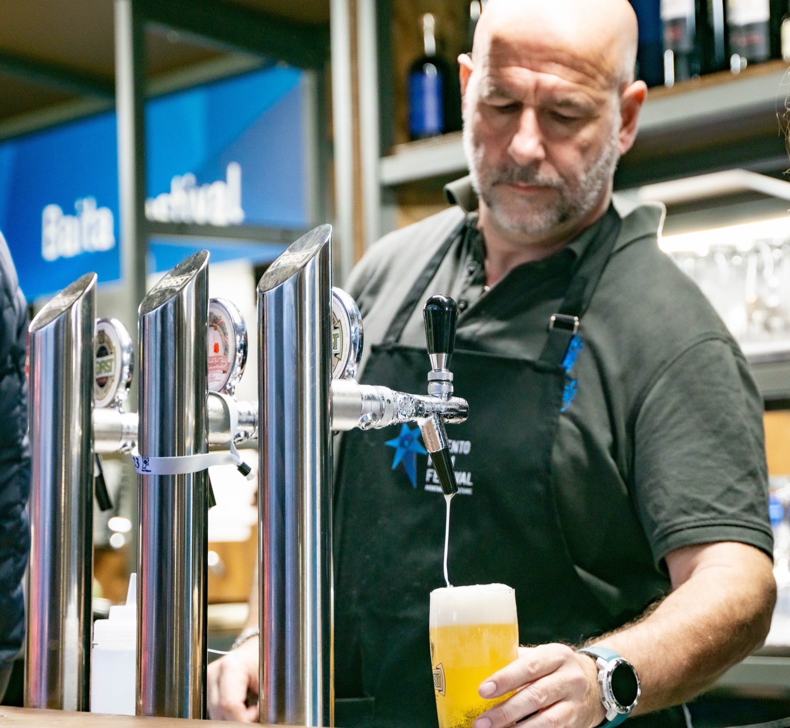 Il barista della Baita del Festival spilla una birra