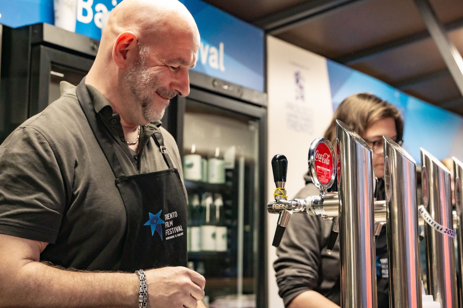 Il barista sorride dietro il bancone