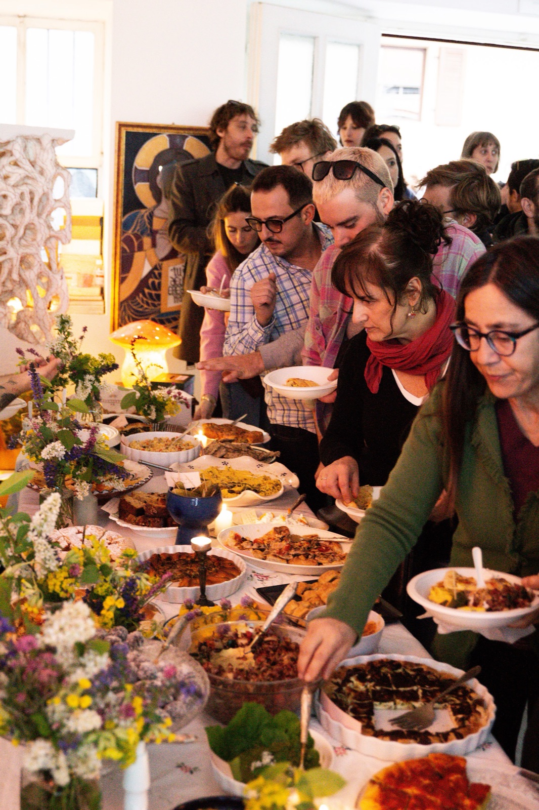 Il buffet di un evento, persone che si servono