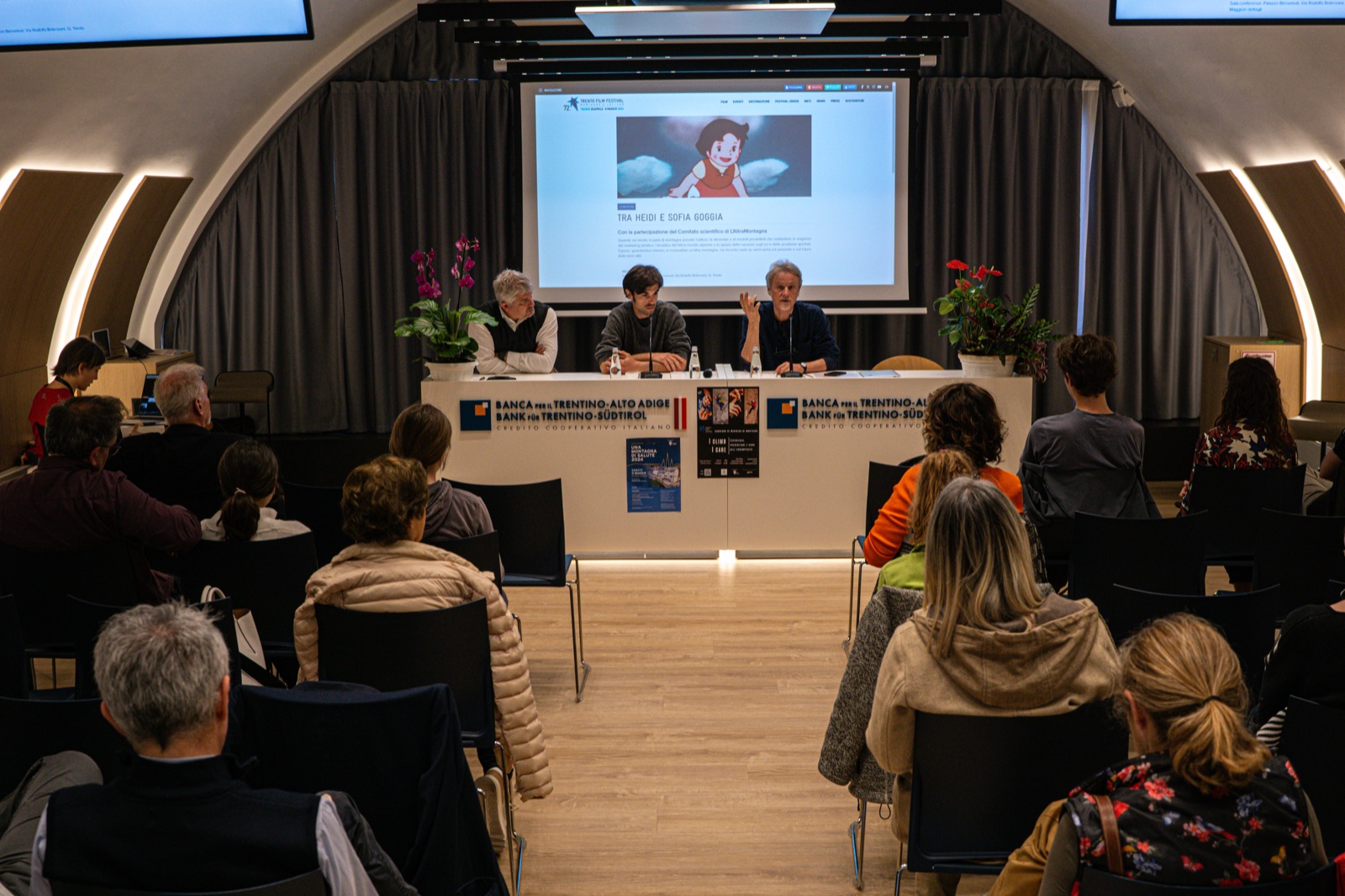 Una conferenza stampa piena di pubblico