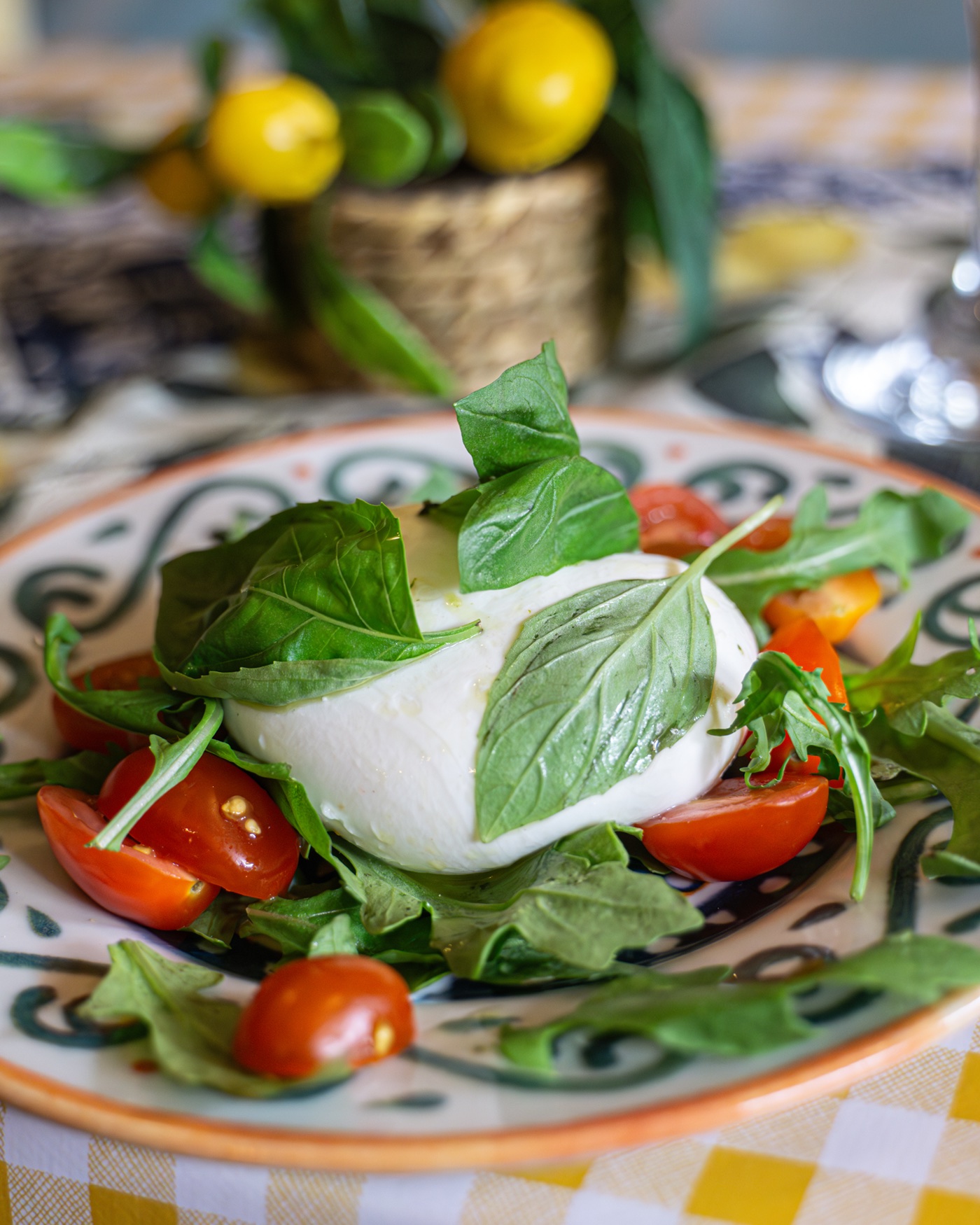 Burrata con pomodorini e basilico