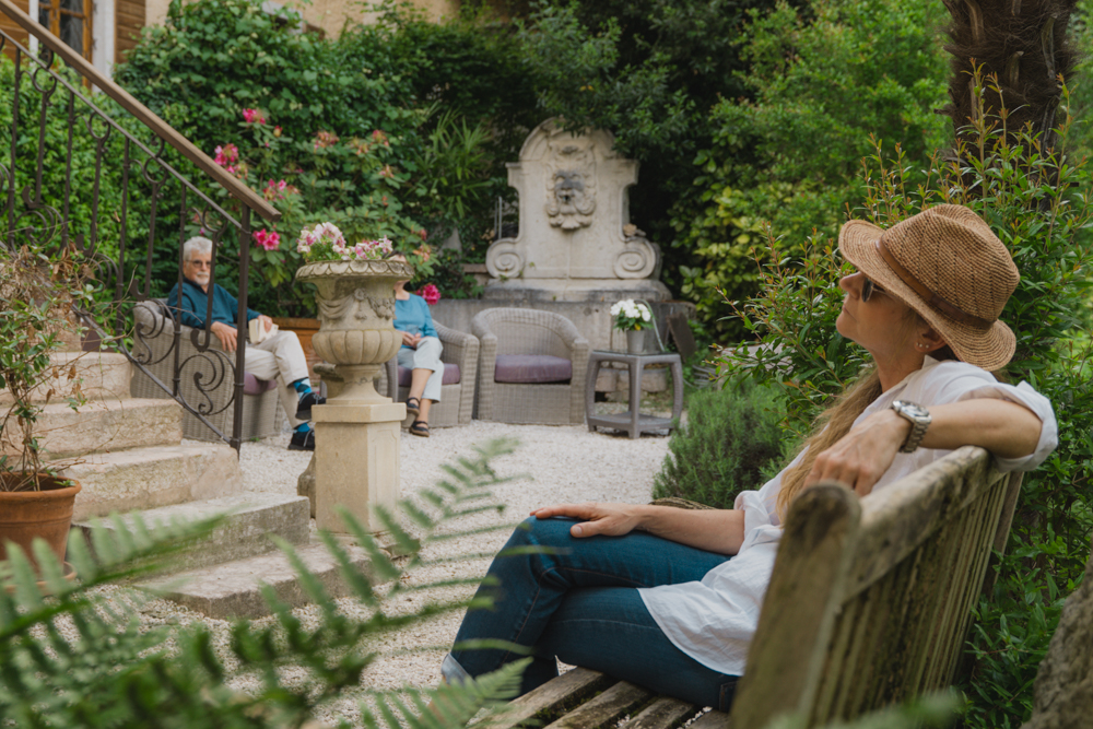 Ospiti seduti nel giardino della villa