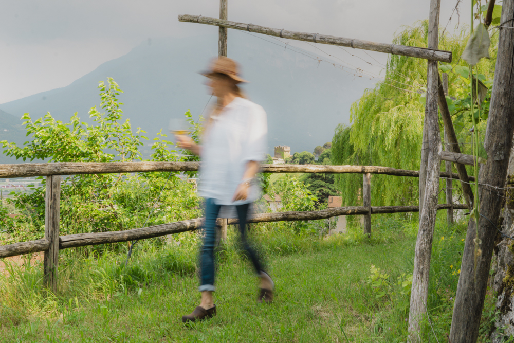 Una ragazza cammina nel prato con le montagne dietro