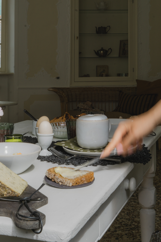 Il tavolo della colazione apparecchiato